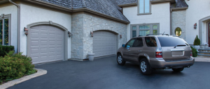 Entrée du garage avec auto