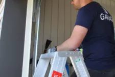 Garaga Expert réparant une porte