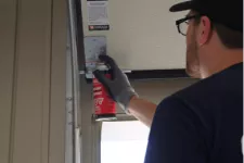 Une bonne lubrification des pièces importantes de votre porte de garage prolongera sa vie utile.