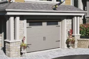 Garage avec pots de fleurs