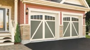 Maison avec 2 portes de garage de style Champêtre